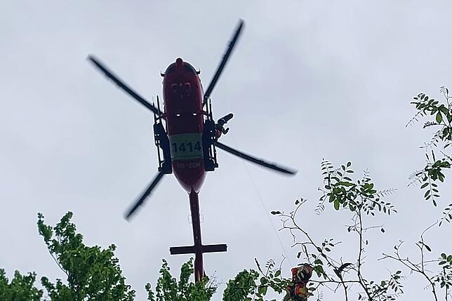 Mithilfe eines Hubschraubers konnte die Frau schließlich gerettet werden.