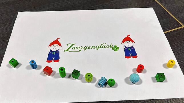 Der Kindergarten in Hohenfels trägt nun den Namen Zwergenglück. Die Kinder durften mit Klötzchen abstimmen.