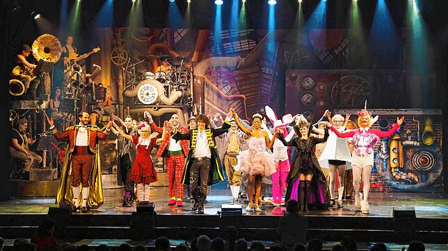 Schlussapplaus für die auf der Bühne des Gloria-Theaters erschienenen Darsteller nach einer Aufführung des Fantasy-Musicals &bdquo;Tommy ...