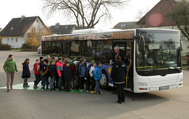 Ein besonders eindrucksvolles Erlebnis für die Schüler war die Demonstration der toten Winkel. Dabei verschwinden für den Busfahrer die ...