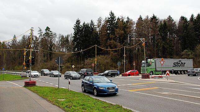 Die provisorischen Ampeln an der B 313, hier im Bild der Abzweig nach Wahlwies, soll schon bald wieder abgebaut werden. Der ...