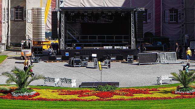 Auf dem Vorplatz des Barockschlosses und auf der Wiese finden 500 Besucher Corona gerecht verteilt Platz.