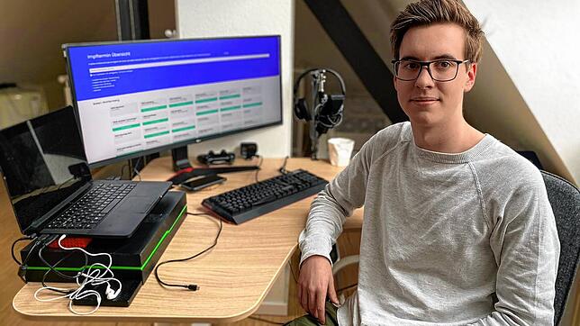 Julian Ambrozy hat ein Programm entwickelt, mit dessen Hilfe er einen Impftermin für seinen Opa fand. Inzwischen verhilft er mit seiner ...