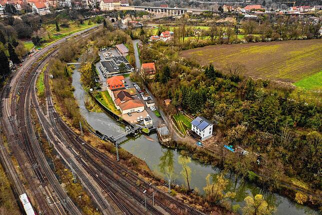 Quer über die Gleisanlagen und den Fluß soll eine neue Brücke führen und das Gelände für die Landesgartenschau an beiden Neckarufern ...