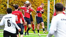 Durchgesetzt im Luftkampf: Routinier Markus Rufle (hinten) kommt beim 3:0 des FC 08 Bad Säckingen im Kellerduell gegen den SV ...