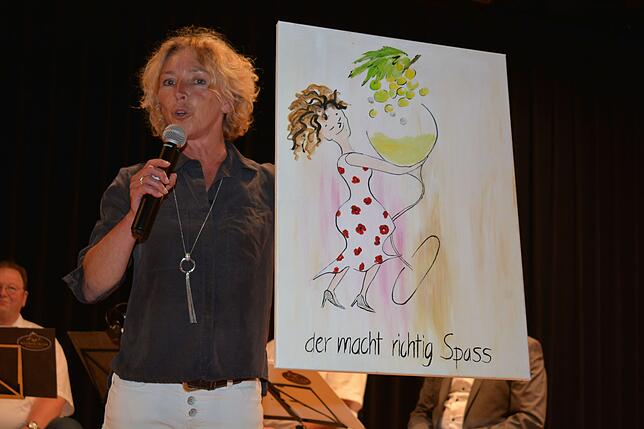 Winzervereins-Mitarbeiterin Susi Scheinert präsentiert das von ihr gemalte Motiv für das Etikett des &bdquo;Spaß-Weins&ldquo;.