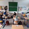 An der Werkrealschule zeigen die Verantwortlichen den Schülern, wie der Schnelltest funktioniert.