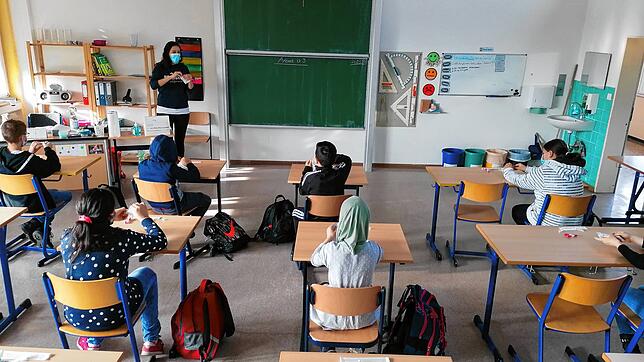 An der Werkrealschule zeigen die Verantwortlichen den Schülern, wie der Schnelltest funktioniert.