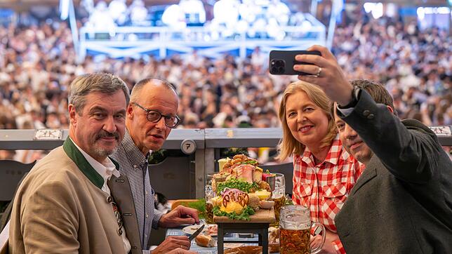 Gemeinsam mit CSU-Chef Markus Söder und den SPD-Parteivorsitzenden Bärbel Bas und Lars Klingbeil kam Merz ins Schottenhamel-Festzelt.