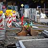 Die Fläche, auf der die Baggerschaufeln liegen, wird die Abbiegespur zum künftigen Parkplatz von Aldi und ZG Raiffeisen. Die Gehwege auf ...