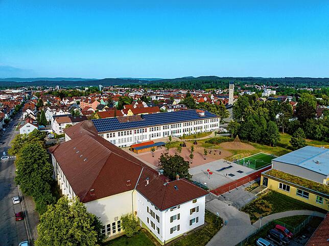 Blick auf die Dächer der Friedensschule in der Mozartstraße in Schwenningen. Ein Teil des Dachbodens soll künftig als Taubenverschlag ...