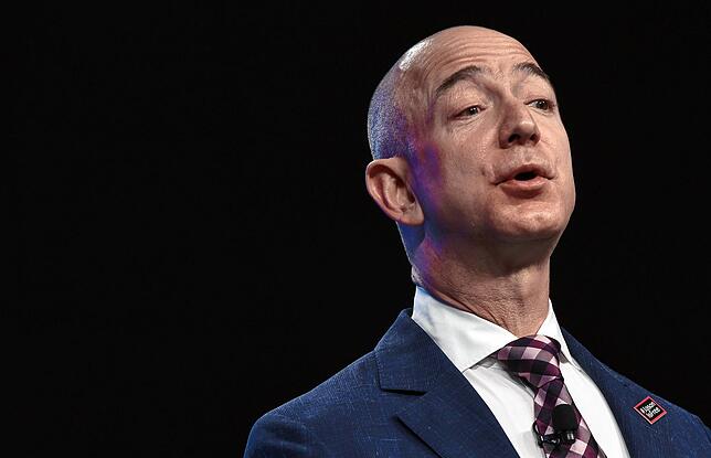 Jeff Bezos, Gründer von Amazon, gibt seinen Rücktritt bekannt.