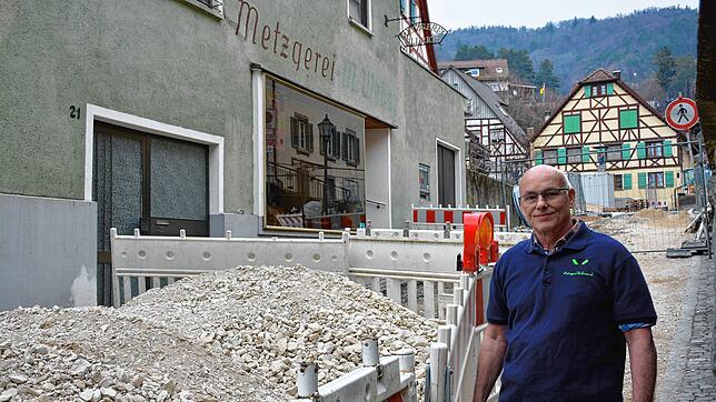 Rico Zickmantel steht auf dem schmalen Weg, der über eine ebenso schmale Treppe zu seiner Metzgerei führt. Seinem Lieferanten ist der ...