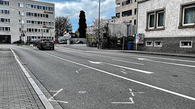 Die Zeichnung von der Unfallaufnahme auf der Schneckenburgstraße ist noch zu erkennen. Hier stieß ein VW Golf mit einer zwischen ...