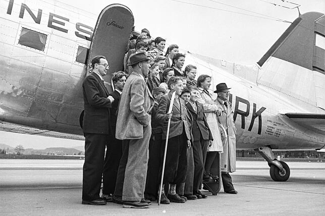 Im Juni 1957 stürzt die Swissair-Maschine vom Typ DC-3 zwischen Arbon und Romanshorn in den Bodensee. Alle neun Passagiere kommen dabei ...