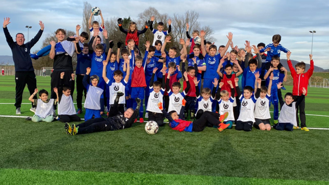 Endlich in einheitlichen Trikots und Trainingsanzügen auflaufen &ndash; das wünschen sich die Kinder und Jugendlichen des FC Erzingen ...