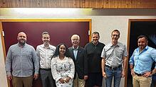 Bei seinem Besuch in Rippolingen sprach Klaus Danner (Vierter von links) mit Gästen über die Herausforderungen der Erstaufnahme, die ...