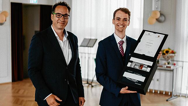 Physiklehrer Martin Stübig (links) überreichte den Ferry-Porsche-Preis an Abiturient Michael Gotzmann. Die Porsche AG zeichnet damit ...