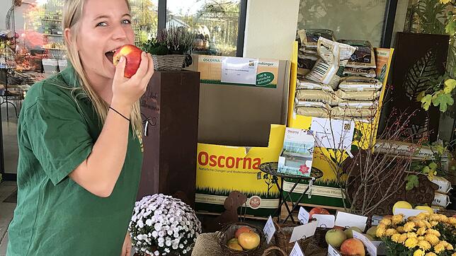 Christine Manz isst nicht nur selber gerne Äpfel, sondern hilft bei der richtigen Entscheidung eines Apfelbaums auch den Kunden: Bei ...