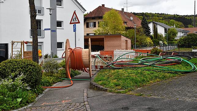 Durch diese Kabel wird das schnelle Internet durch Steißlingen zu den bisher weißen Flecken der Gemeinde fließen. Im Ortskern ist der ...