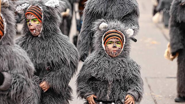 Bild : Kinderumzug beim Jubiläumstreffen der Hexen in Donaueschingen vor großem Volk