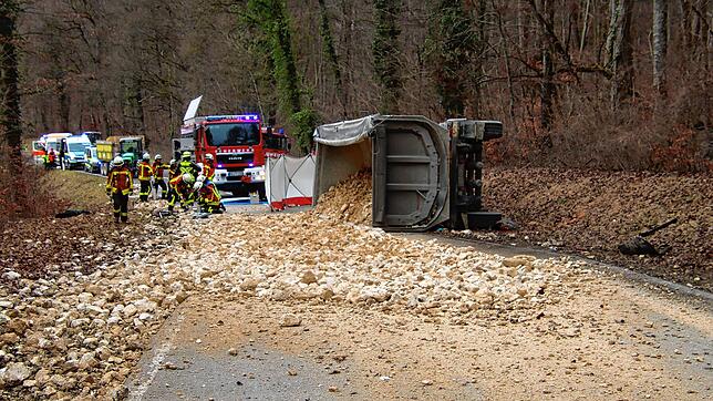 Ein mit Kalkschotter beladener Lastwagen ist am Mittwochmorgen auf der L440 bei der Lochmühle in Eigeltingen umgekippt. Die Straße ...