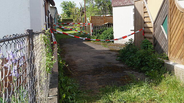 Ein Absperrband hängt über einem Fußweg zwischen zwei Häusern, auf dem am 30. Mai 2017 ein Hund der Rasse Kangal eine 72 Jahre alte Frau ...