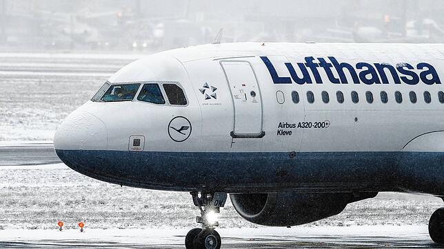 Das Symbolbild zeigt einen Airbus A320 der Fluggesellschaft Lufthansa. Vor dem Hintergrund der sich zuspitzenden Ukraine-Krise stoppt ...