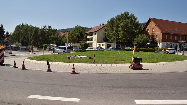 Der Prägeasphalt im Innenring des Adler-Kreisels in Hindelwangen musste repariert werden.