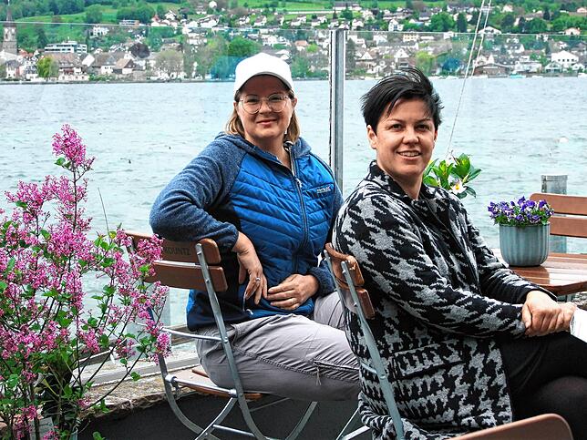 Corinna Blondzik-Burgo (li.) und Franziska Ehret eröffneten zu Pfingsten ihre neue Gastronomie &bdquo;s&lsquo;Plätzle 2.0&ldquo; in ...