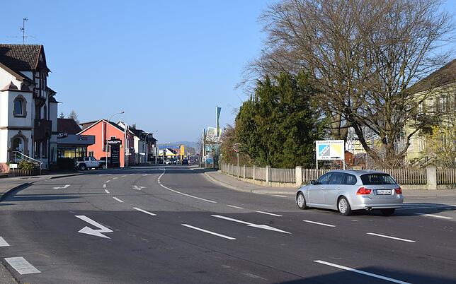 Die Sanierung der Radolfzeller Straße (B&nbsp;313) zwischen Kindergartenstraße (Kurve rechts) und Industriestraße beginnt am Montag, 8. ...