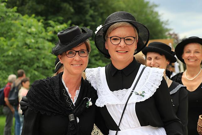 Fröhlich geht es bei der Hochzeitsgruppe des Lauftreffs des Schwäbischen Albvereins aus Neuhausen ob Eck zu.