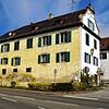 Mächtig erhebt sich der Südflügel des Schussenrieder Hofes neben der Bundesstraße. Das alte Gebäude wurde vergangenen Freitag für 1,19 ...