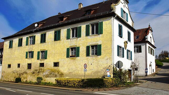 Mächtig erhebt sich der Südflügel des Schussenrieder Hofes neben der Bundesstraße. Das alte Gebäude wurde vergangenen Freitag für 1,19 ...