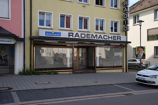 Das frühere Elektronik-Geschäft (Goethestraße) ist momentan leer, aber Helga Rademacher hatte bereits Anfragen und Angebote. Es ging um, ...