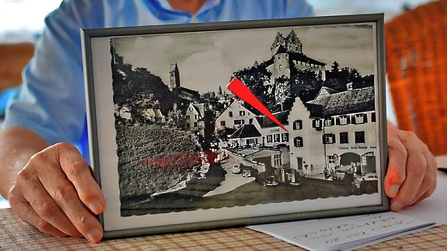 Das Autohaus Franz Schmid am Bismarckplatz&nbsp;1 am Meersburger Untertor. In dem Zimmer, auf das der Pfeil deutet, hat das 21-jährige ...