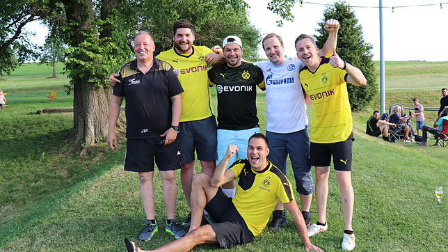 Die Dortmunder Jungs gewannen wie schon im vergangenen Jahr den Elfmetercup. Der VfL-Vorsitzende Jürgen Meister (links) gratulierte.