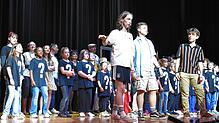 Kinder der Jugendmusikschule stehen auf der Bühne: Wer dabei sein möchte, kann beim Casting mitmachen. Foto: Sabine Porsch, ...