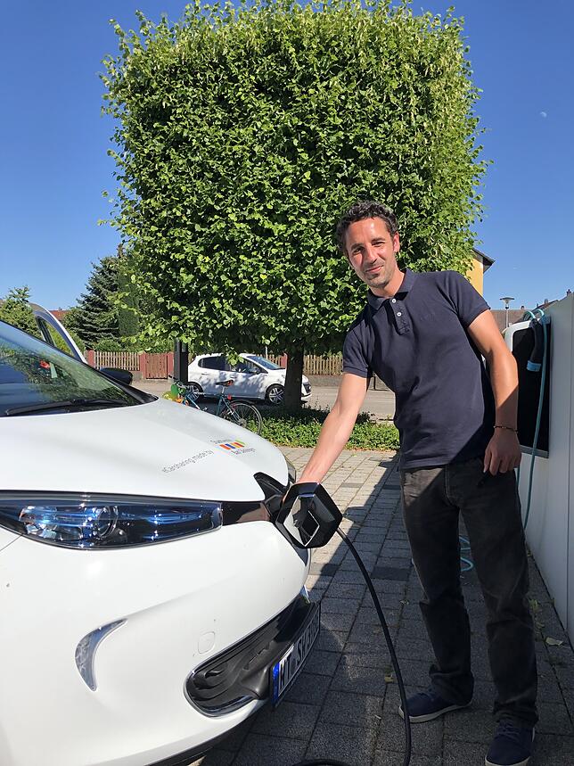 Stadtwerke-Mitarbeiter Johannes Jekal testet die neue Ladestation auf dem Kundenparkplatz der Stadtwerke Bad Säckingen.