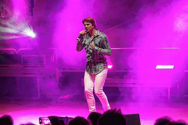 Vincent Gross sorgt zum Abschluss für beste Stimmung unter den 600 Zuschauern beim Schlager Beach.