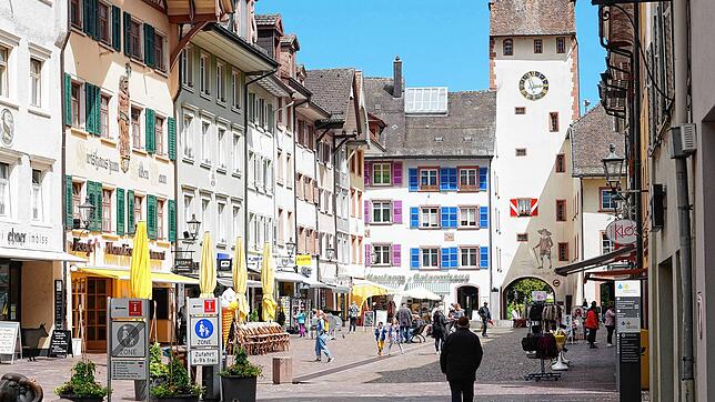 Aufgrund niedriger Inzidenzwerte gibt es weitere Lockerungen, unter anderem für den Handel. Unser Bild zeigt die Kaiserstraße in ...