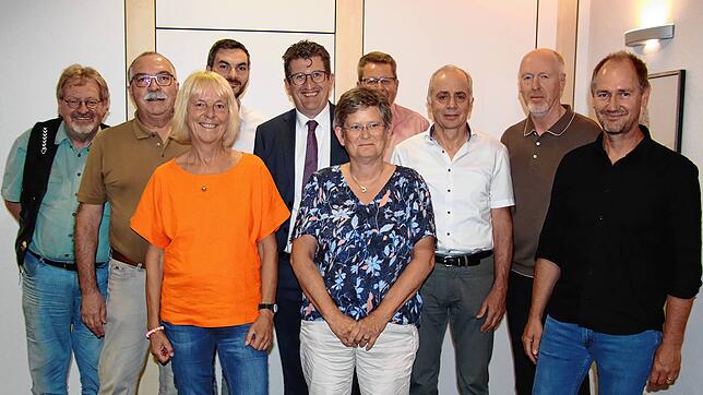 Bürgermeister Ralph Gerster (Mitte) verabschiedete die Gemeinderäte Jürgen Witt, Dr. Jürgen Winter, Martin Hangarter, Heike Heilig, Karl ...