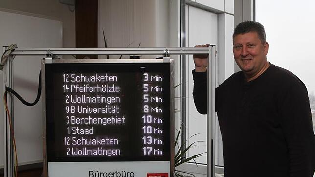 Projektleiter Mark Schuster, Stadtwerke, ist stolz: Im Januar sollen die ersten digitalen Anzeigetafeln an Bushaltestellen hängen, unter ...