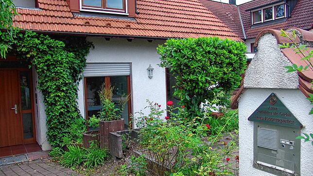 Das Haus Rosengarten in Beuren stand kurz vor dem Abriss – ein Bauvorbescheid für ein Reihenhaus und ein Doppelhaus auf dem Grundstück ...