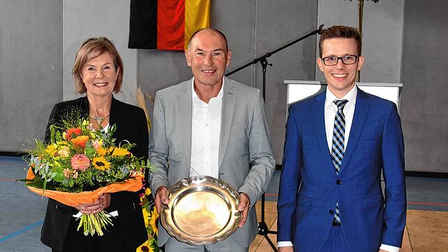 Elke und Thomas Kuppel wurden von Bürgermeister Benjamin Mors geehrt. Thomas Kuppel erhielt dieses Jahr den Bürgerteller der Gemeinde ...