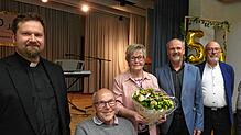 Der Albbrucker Seniorenkreis hat sich in den vergangenen 50 Jahren erfolgreich entwickelt. Pfarrer Philipp Ostertag (von links), Günter ...