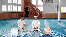 Zum Tag der offenen Moscheen öffnete die Muslimische Gemeinde Singen mit Hamid Hajdarov und Imam Mehmet Saraçoglu (von links) ihre Türen.