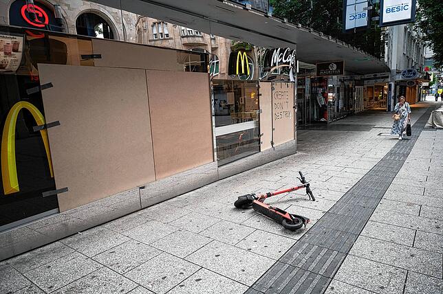 Zerstörte Scheiben eines McDonald&lsquo;s Restaurants sind mit Holzplatten abgedeckt. Bei Auseinandersetzungen mit der Polizei hatten ...