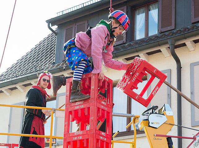 Die neunjährige Leyla Zumach stapelte mutig Kiste auf Kiste. Zuletzt war der Turm 16&nbsp;Kisten hoch.