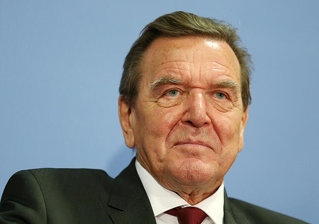 Der ehemalige Bundeskanzler Gerhard Schröder (SPD) löste Helmut Schmidt ab und blieb bis zu Merkels Amtsantritt im November 2005 Kanzler.